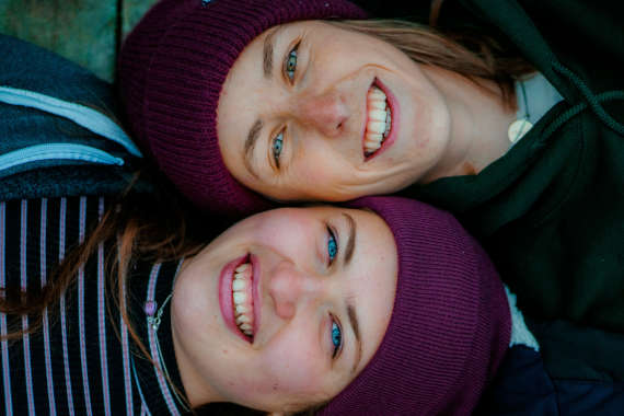 mujeres sonriendo